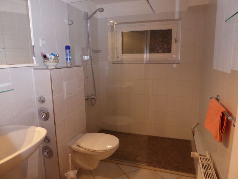 Hamburg Privatzimmer & Ferienwohnung S. Schultz: Ansicht 8 - Duschbad