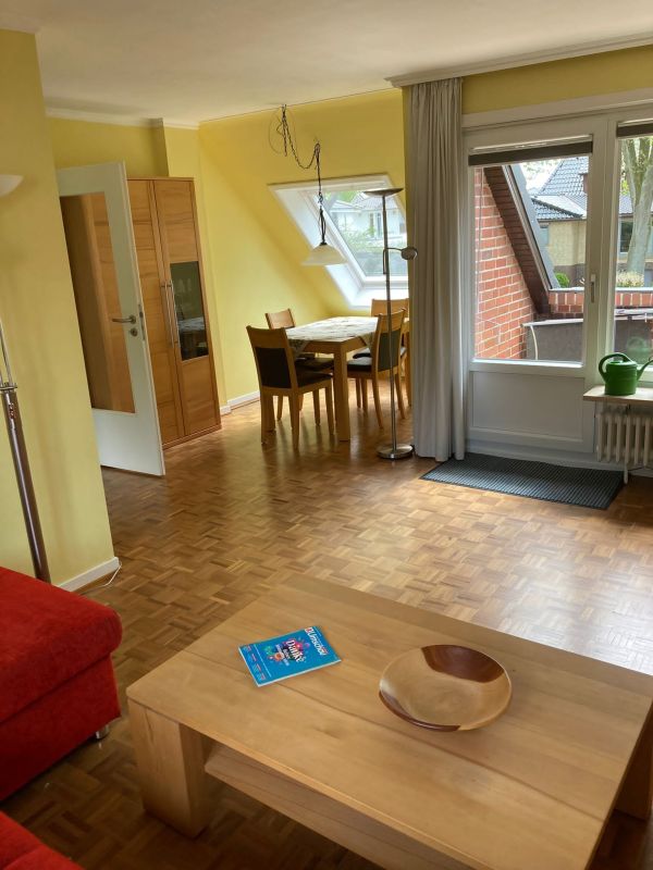 Hamburg Privatzimmer & Ferienwohnung S. Schultz: Ferienwohnung - Wohnzimmer: Essbereich & Balkon