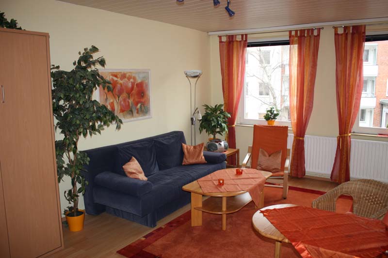 Hannover Ferienwohnung, Monteurunterkunft und Messewohnung Bühmann: Wohn-Schlafzimmer mit Blick auf die Fenster