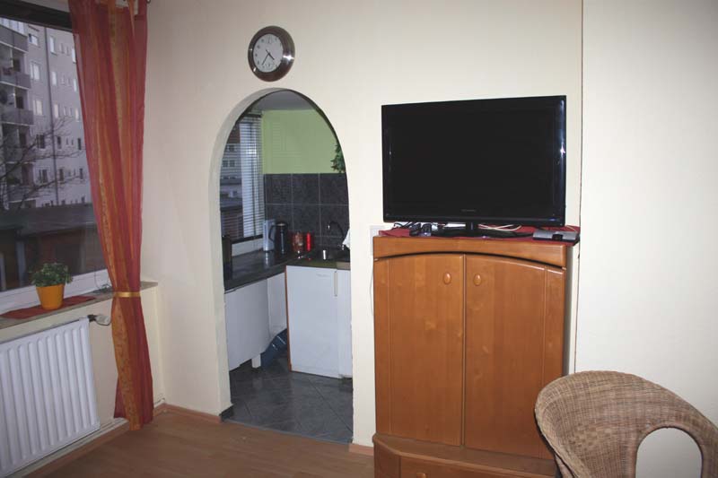 Hannover Ferienwohnung, Monteurunterkunft und Messewohnung Bühmann: Wohn-Schlafzimmer mit Blick durch den Rundbogen in die Küchennische