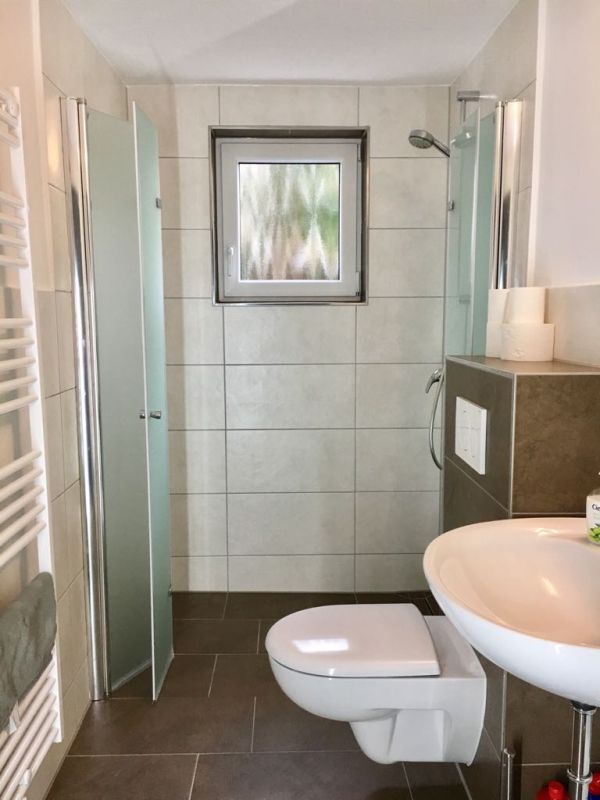 Hannover Möblierte Langzeit-Wohnung Misburg / Groß-Buchholz: WC mit Duschbad