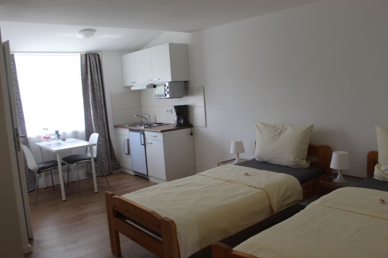 Kassel Pension König: Zimmer-Ansicht mit Küche