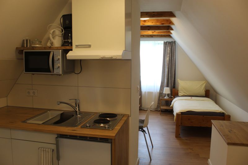 Kassel Pension König: Zimmer-Ansicht mit Küche