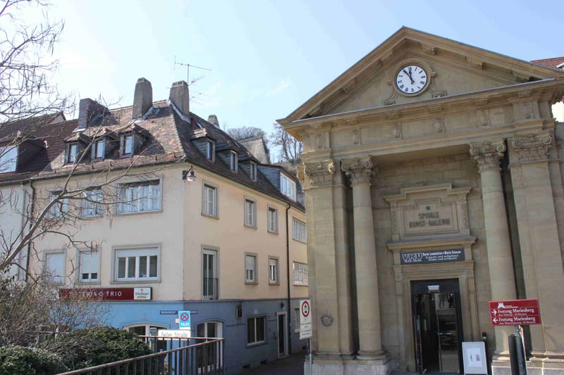 Würzburg Ferienwohnung an der Alten Mainbrücke: Haus-Ansicht, von der Brücke kommend
