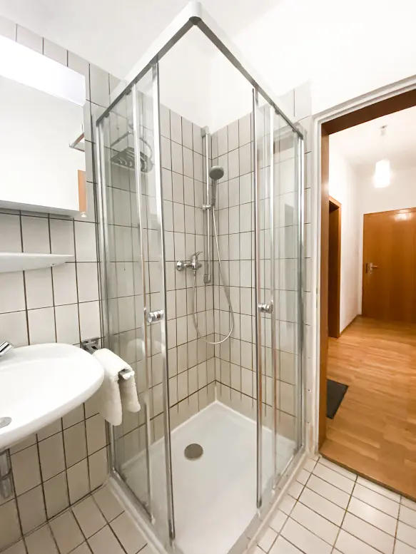 Randersacker Gästehaus am Main: Bad mit Dusche